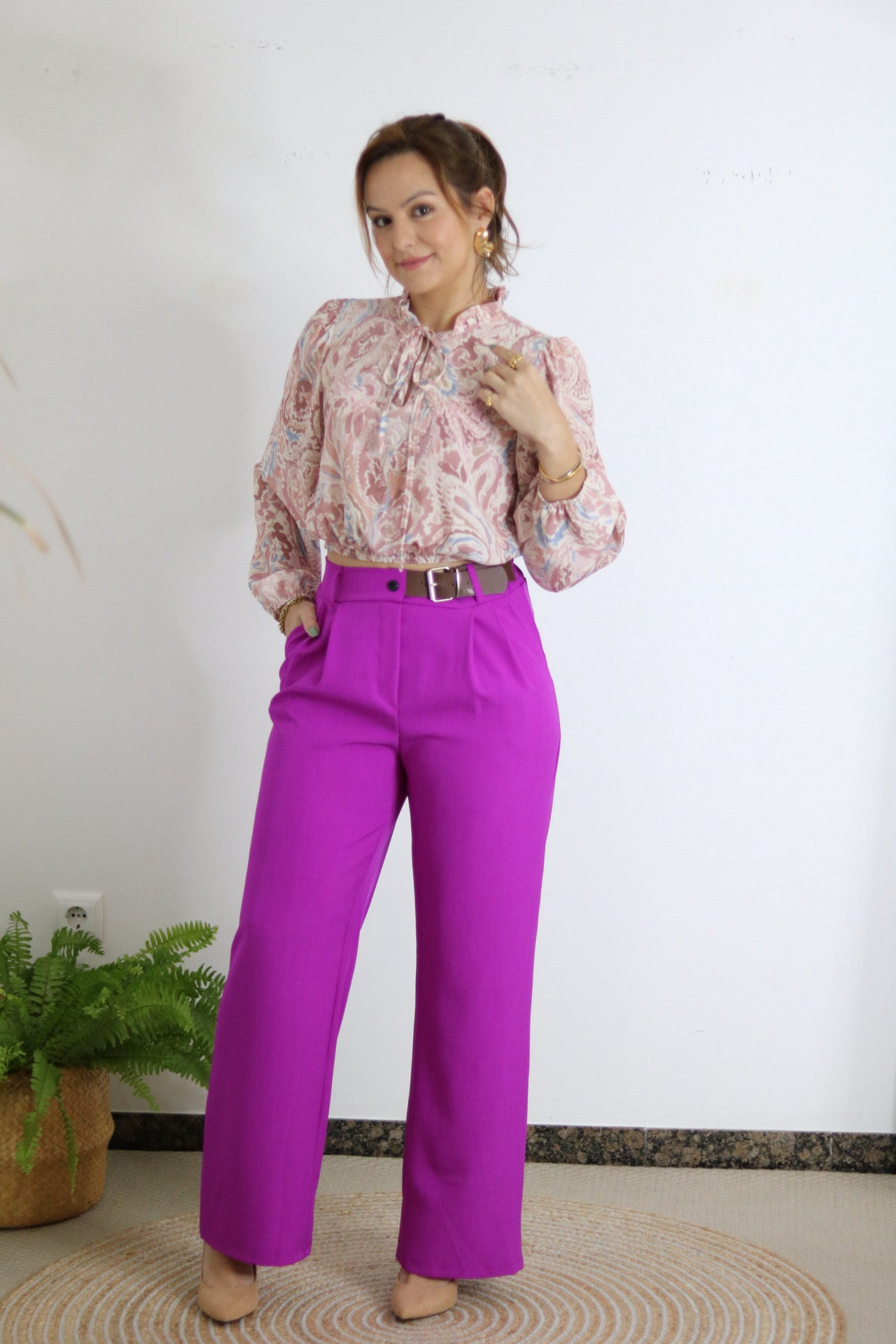 Calça elegante, com cinto moderno lateral, fecho e bora no cós. elástano na cintura para melhor ajuste, apenas na parte de trás.